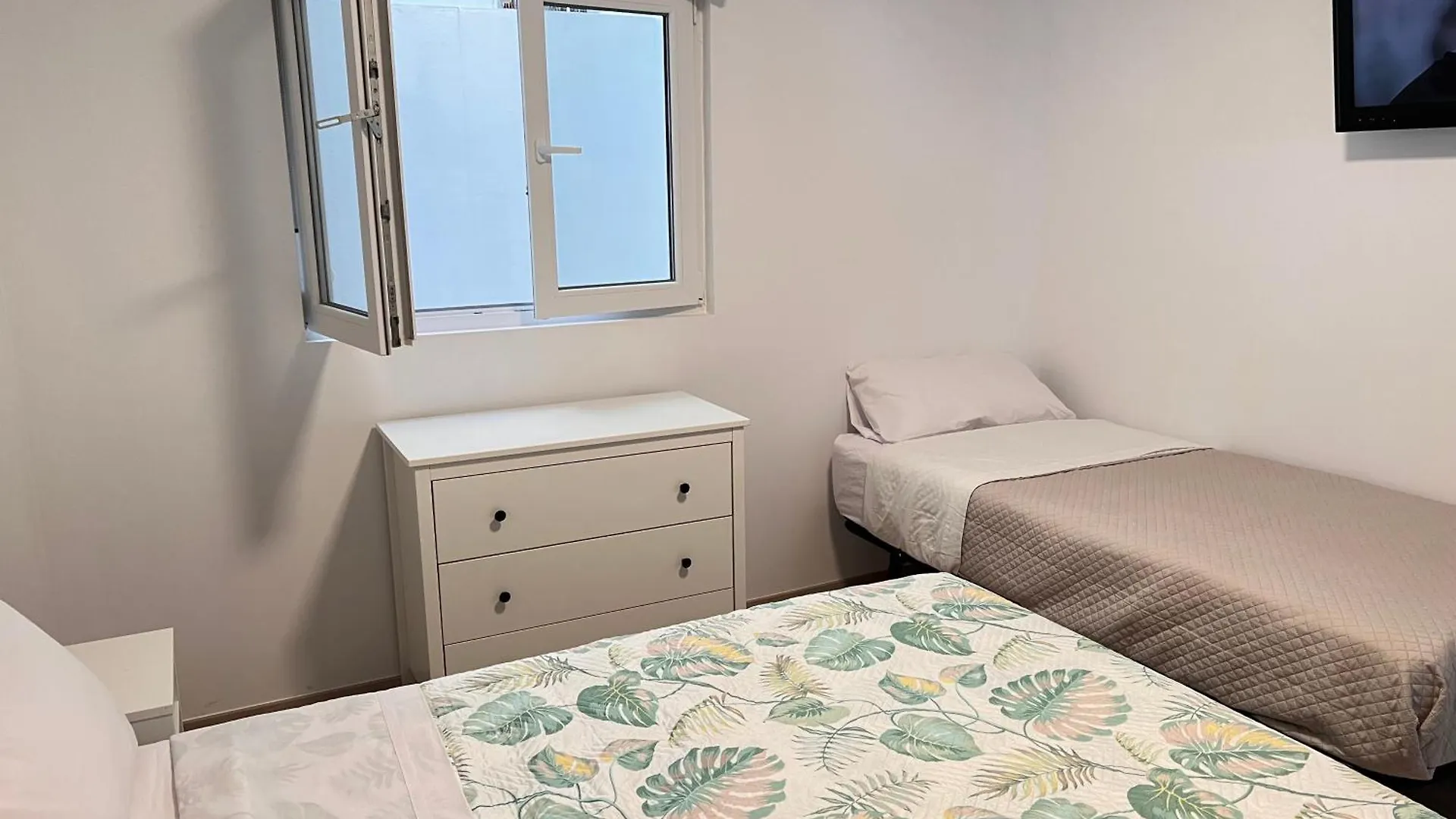 Gran Ritz Grupos Y Familias Terraza Y Parking Doble Apartamento Malaga Apartment